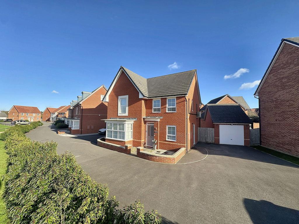 Westbury BA13 4 bed detached house - £430,000