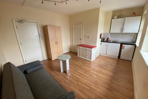 Studio to rent, Camberwell Road, Camberwell, SE5