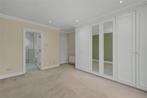 11 The Riverside, East Molesey, KT8 9BF
