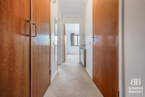 1 bedroom flat for sale, High Road, South Woodford