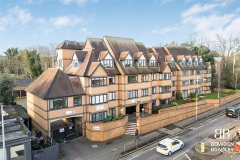 High Road, Manor Court Lodge, E18
