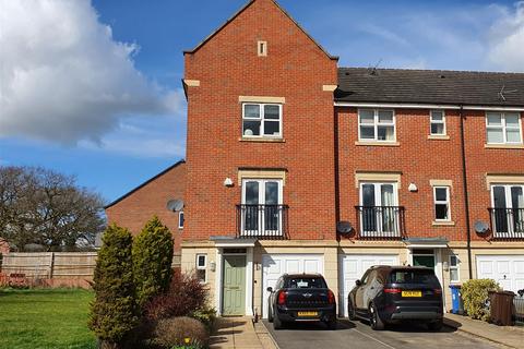 3 bedroom townhouse to rent, Starflower Way, Mickleover