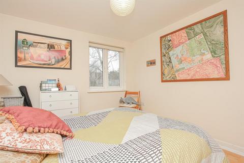 2 bedroom apartment to rent, MANOR PARK, HEADINGTON