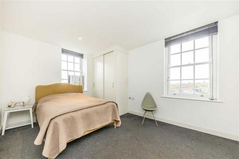 2 bedroom flat for sale, Clapham Common South Side, London SW4