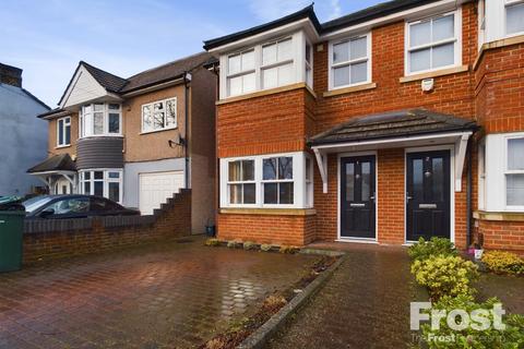 3 bedroom end of terrace house to rent, Warwick Road, Ashford, Surrey, TW15