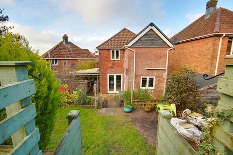 21 Cornwall Crescent, Southampton, SO18 2AQ