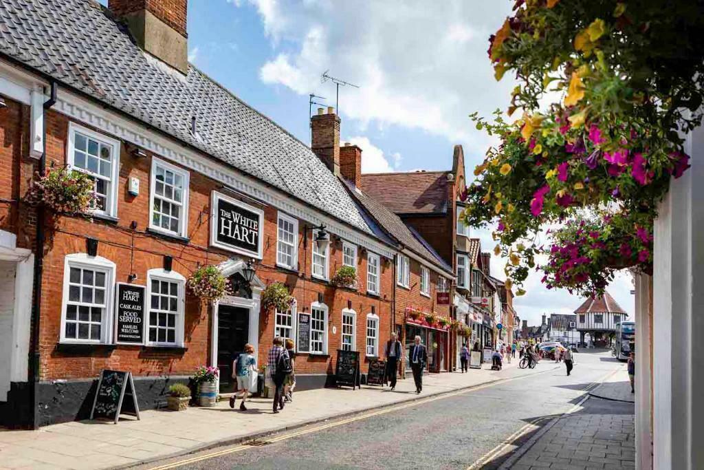 Popular market town within walking distance