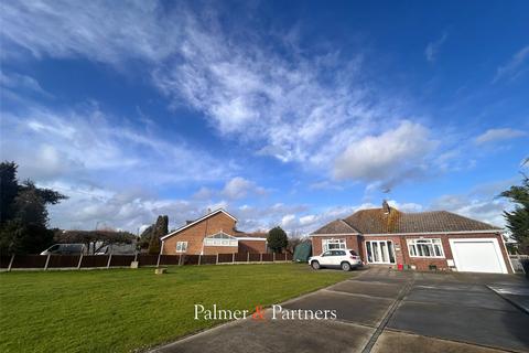 4 bedroom bungalow for sale, Dumont Avenue, St. Osyth, Clacton-on-Sea, Essex, CO16