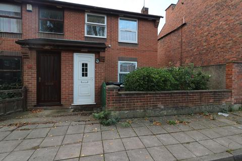 3 bedroom semi-detached house to rent, Wellington Street, Stapleford, NG9