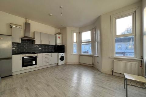 2 bedroom terraced house to rent, Dersingham Avenue, Manor Park, E12