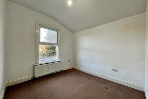 2 bedroom terraced house to rent, Dersingham Avenue, Manor Park, E12