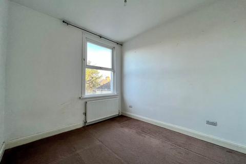 2 bedroom terraced house to rent, Dersingham Avenue, Manor Park, E12