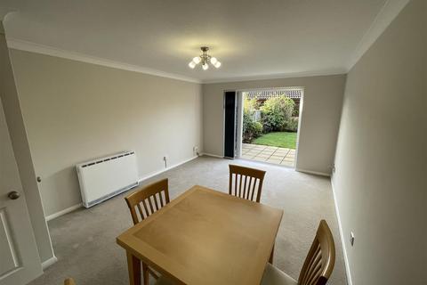 2 bedroom terraced house to rent, Windsor Walk, Walton-On-Thames