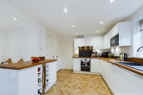 4 Vespasian Gardens, Basingstoke, RG24 9SH