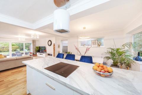 36 The Vale, Coulsdon, CR5 2AW