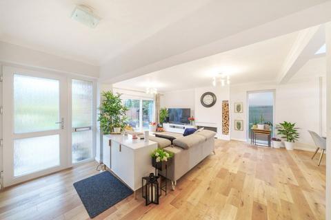 36 The Vale, Coulsdon, CR5 2AW