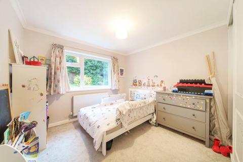36 The Vale, Coulsdon, CR5 2AW