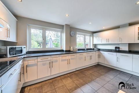 4 bedroom semi-detached house for sale, Oaklands Avenue, West Wickham, BR4