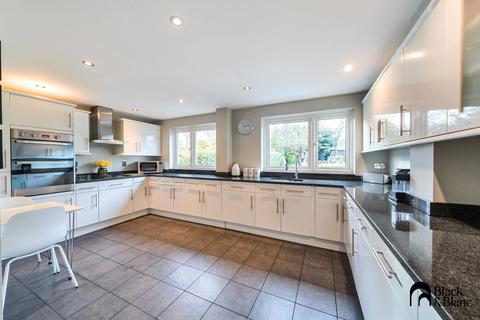 4 bedroom semi-detached house for sale, Oaklands Avenue, West Wickham, BR4