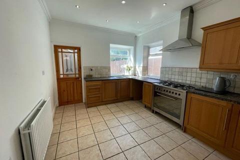 3 bedroom terraced house to rent, Central Avenue, Leicester