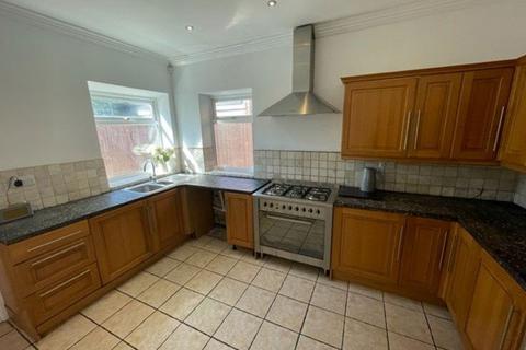 3 bedroom terraced house to rent, Central Avenue, Leicester