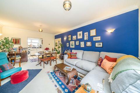 2 bedroom flat for sale, Lisle Close, London SW17