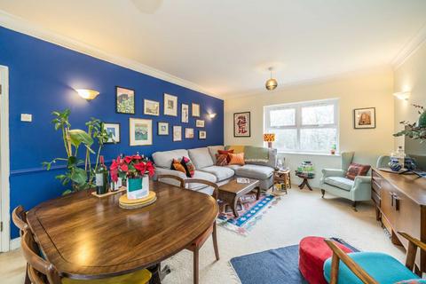 2 bedroom flat for sale, Lisle Close, London SW17