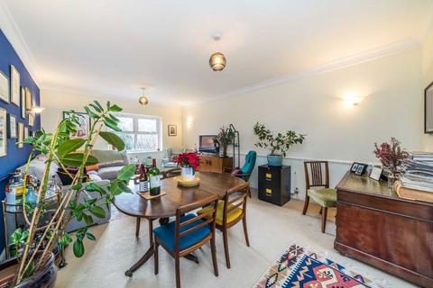 2 bedroom flat for sale, Lisle Close, London SW17