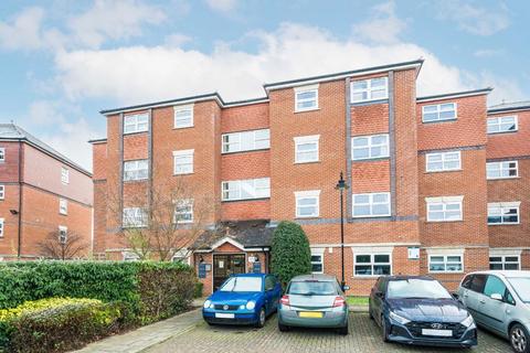 2 bedroom flat for sale, Lisle Close, London SW17