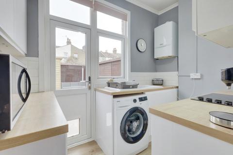 1 bedroom flat for sale, Silverdale Avenue, Westcliff-on-sea, SS0