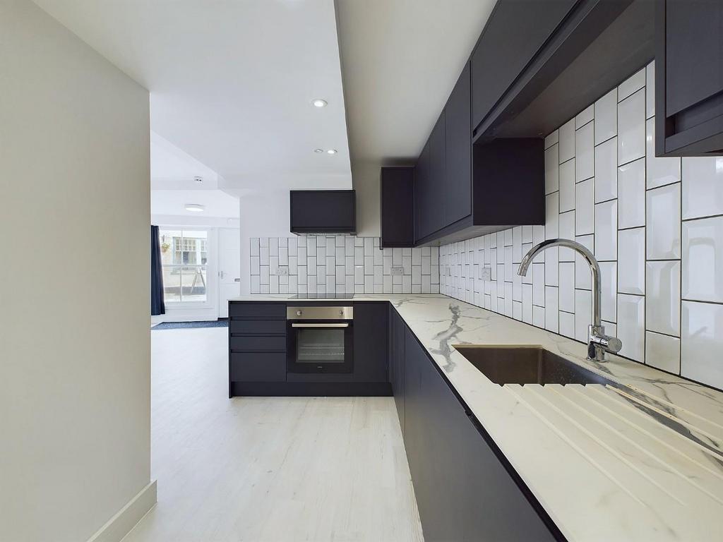 1 - Four Bedroom Flat For Sale, Westbury-on-Trym.j