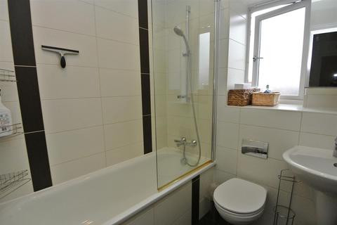 1 bedroom house to rent, Longford Way, Staines TW19