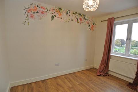 1 bedroom house to rent, Longford Way, Staines TW19