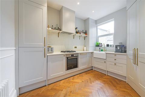 3 bedroom apartment for sale, Tregarvon Road, SW11