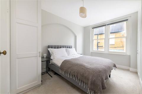 3 bedroom apartment for sale, Tregarvon Road, SW11