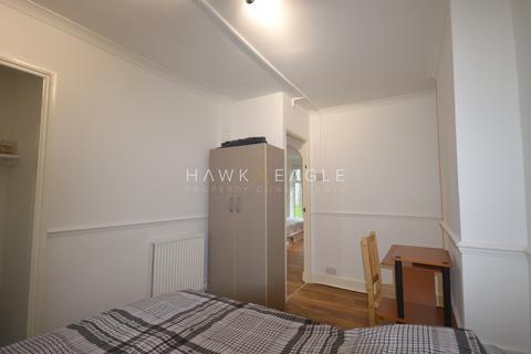 1 bedroom in a flat share to rent, Bromley High Street, London, Greater London. E3