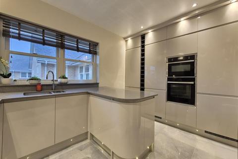 2 bedroom apartment to rent, St. Margarets Road, Altrincham