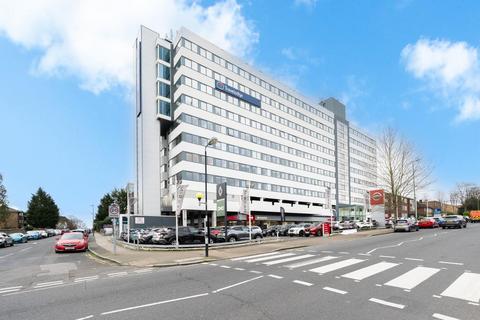 2 bedroom flat to rent, Yeoman House, 63 Croydon Road, London