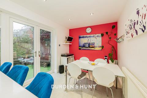 24 Hatfields, Loughton, IG10 1TJ