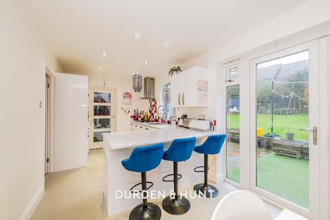 24 Hatfields, Loughton, IG10 1TJ