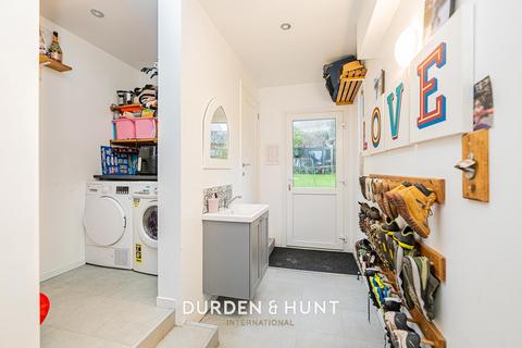 24 Hatfields, Loughton, IG10 1TJ