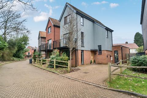 3 Chervil Close, Godalming, GU7 1PS