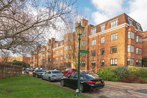 3 bedroom flat to rent, Selwyn House, Manor Fields