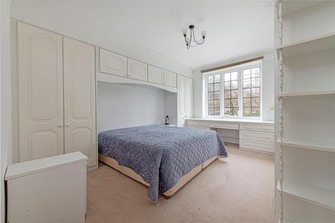 3 bedroom flat to rent, Selwyn House, Manor Fields