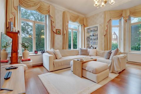 3 bedroom flat for sale, Redington Road, London