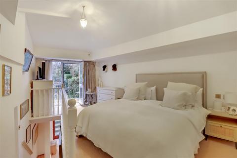 3 bedroom flat for sale, Redington Road, London