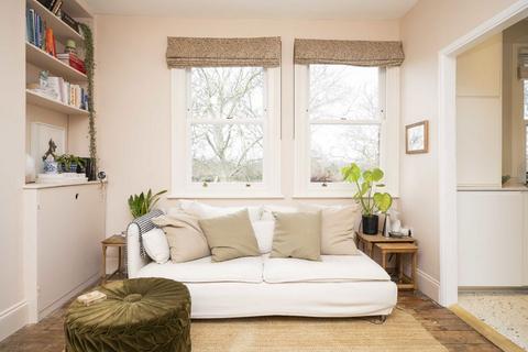 Flat 4, 13 Queensdown Road, London, E5 8NN