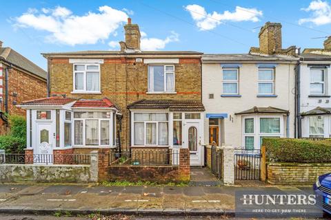 3 bedroom terraced house for sale, Grosvenor Road, TW33ER