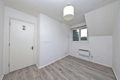 2 bedroom flat for sale, Elm Park Road, Pinner HA5