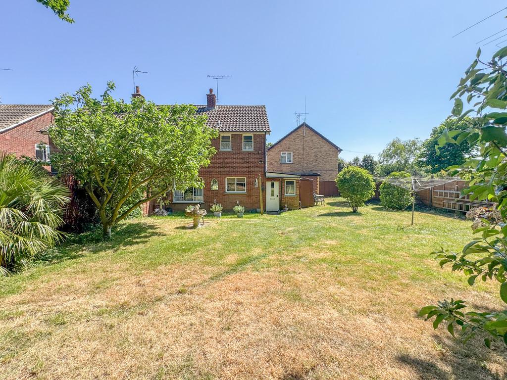 appleyard-avenue-hockley-3-bed-semi-detached-house-300-000